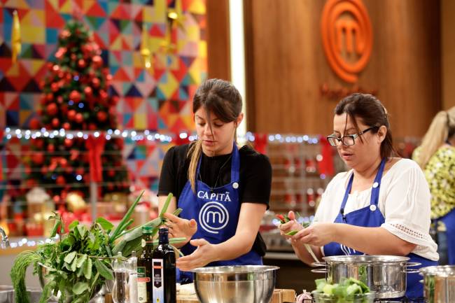 Helena Manosso Elisa Fernandes (à esquerda) e Helena Manosso (à direita) cozinhando em bancada do MasterChef.