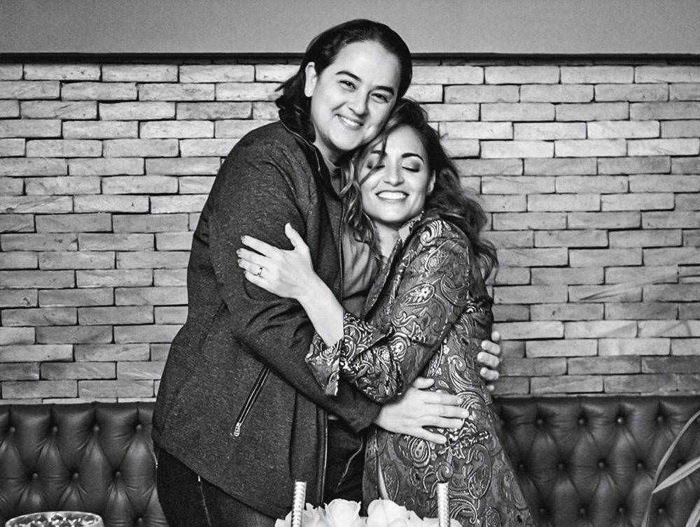 nosso-louco-amor-igreja-inclusiva-aniversário Lanna e Rosânia se abraçando de lado, posando para a foto