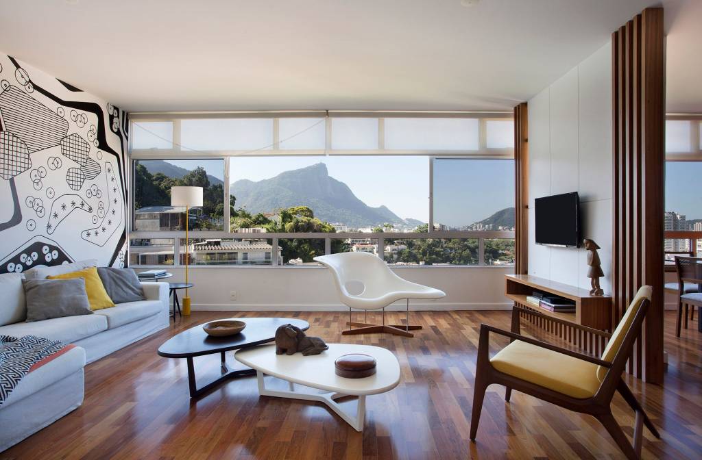 Área-social-de-um-apartamento-no-Alto-Leblon-assinado-pela-arquiteta-PATRICIA-MARINHO-_-foto-7 Apartamento no Rio mescla elementos franceses e cariocas no décor