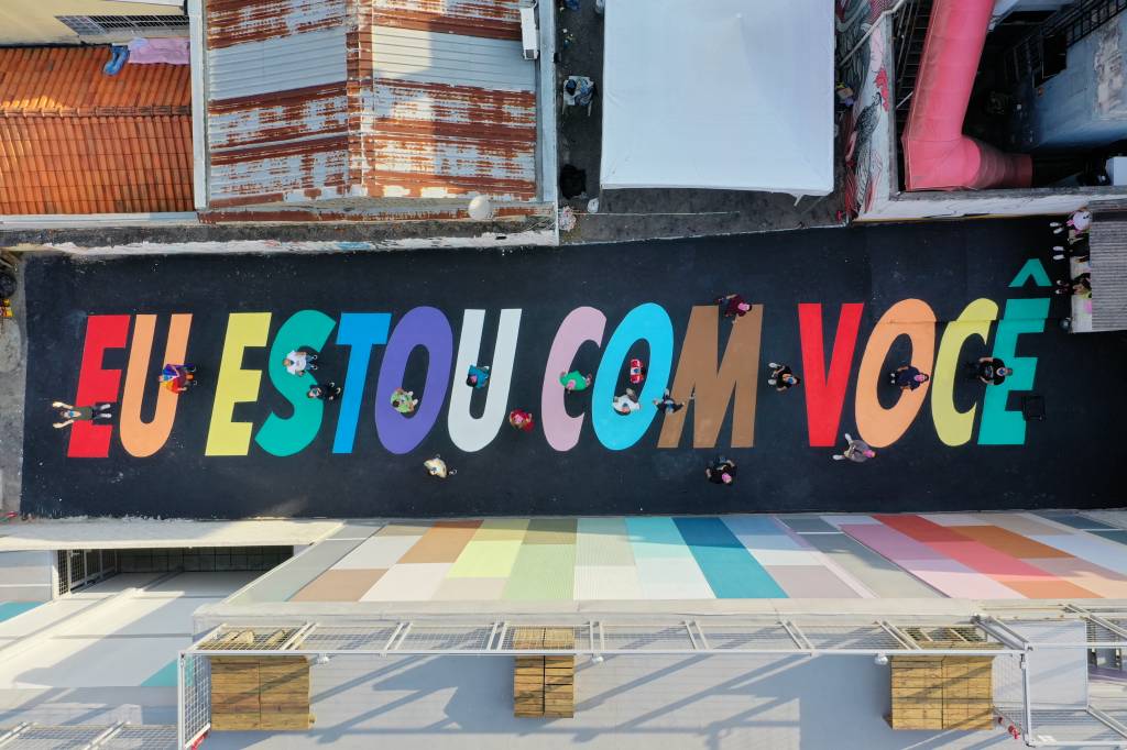 Artista cria arte de 30 metros na Vila Madalena em apoio ao Dia do Orgulho LGBTQIA+