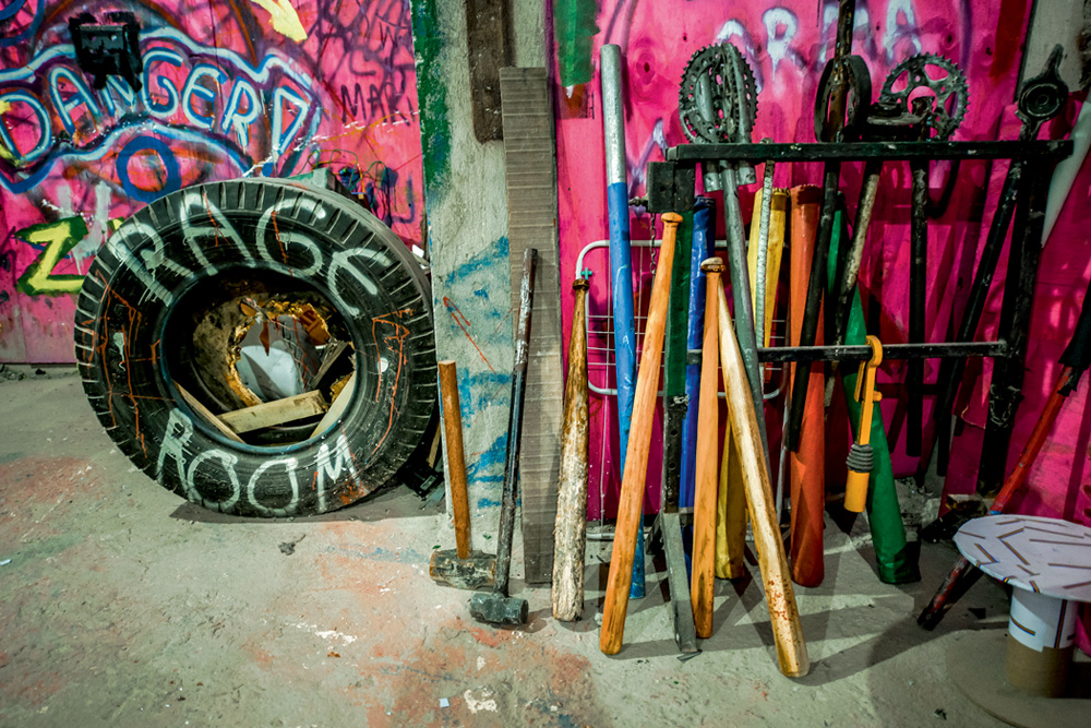 sala-da-raiva-instrumentos.JPG detalhe da sala da raiva com os instrumentos disponíveis para uso junto com um pneu grande escrito