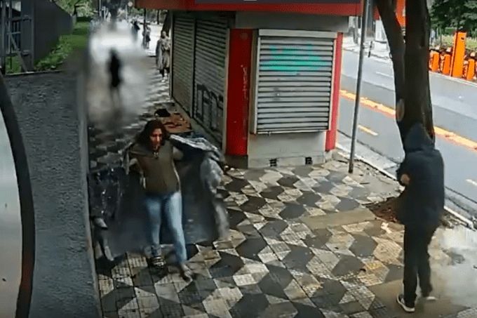 Mulher supostamente disfarçada de moradora de rua rouba bolsa de pedestre em Higienópolis