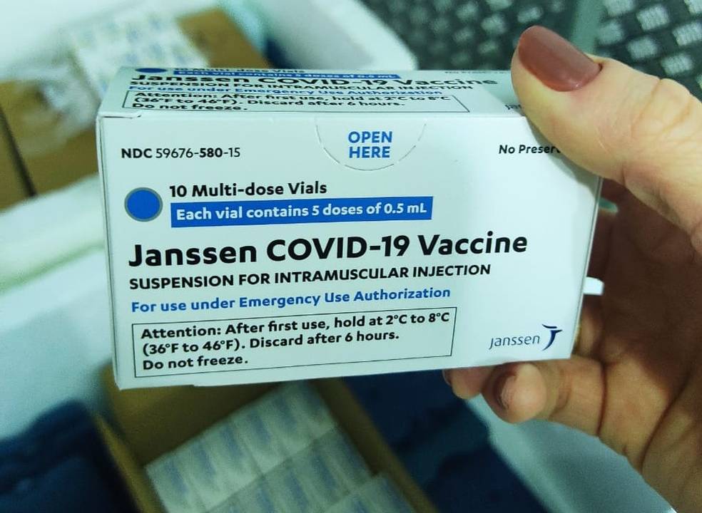 Caixa da vacina Janssen com a frase: Janssen Covid-19 Vaccine