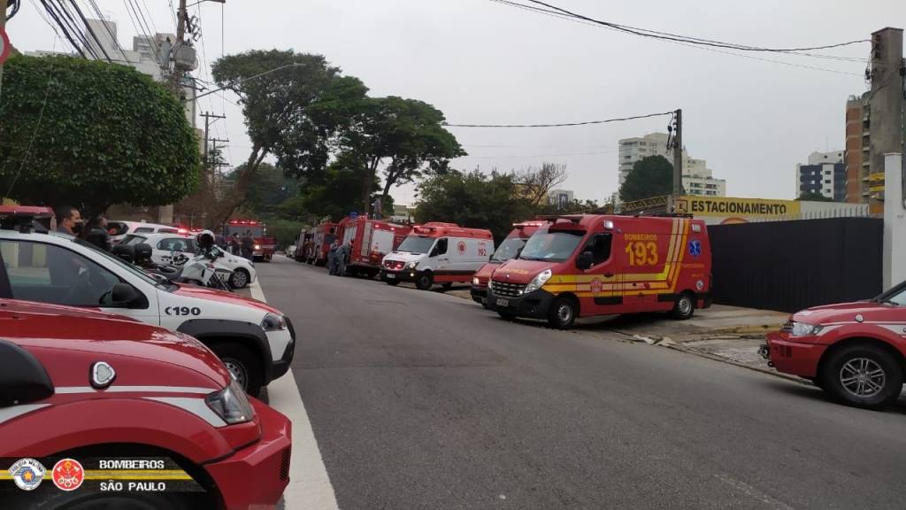 A imagem mostra viaturas de resgate e dos bombeiros em rua de São Paulo