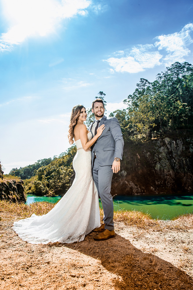 pedreira-dib-imbróglio-ambiental-mairiporã-casamento.jpg karine e guilherme posando para a foto com vestes de casamento com vista bonita da pedreira ao fundo