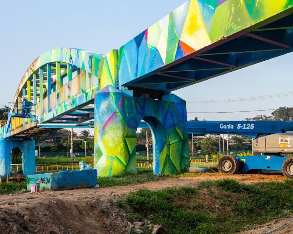 Graffiti pela Água (REPRODUÇÃO-INSTAGRAM) Ponte colorida em formatos geométricos.