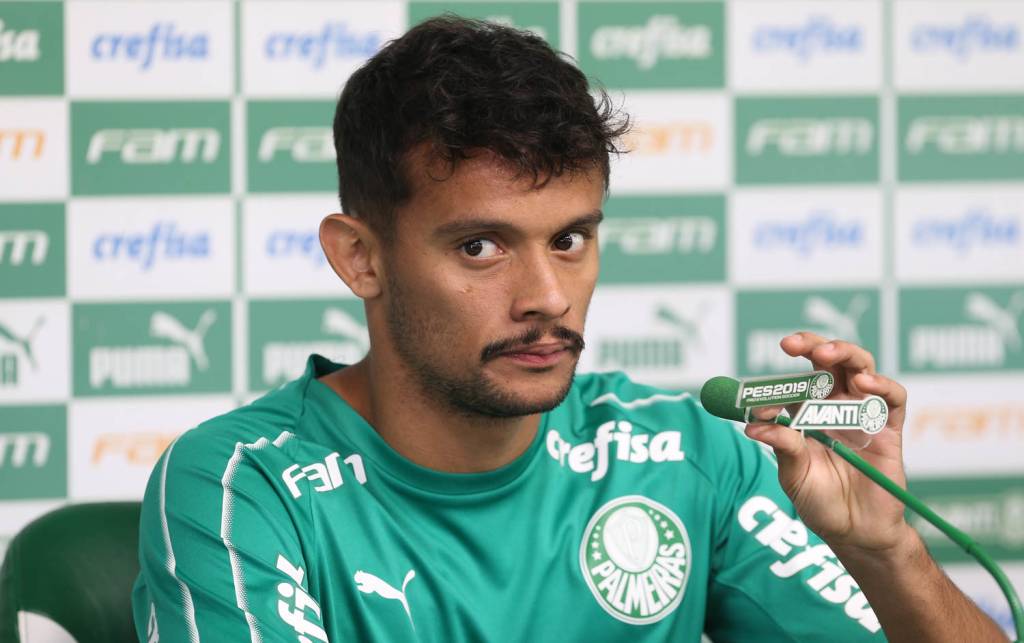 Jogador do Palmeiras faz sucesso no Instagram com minirresenhas de livros clássicos