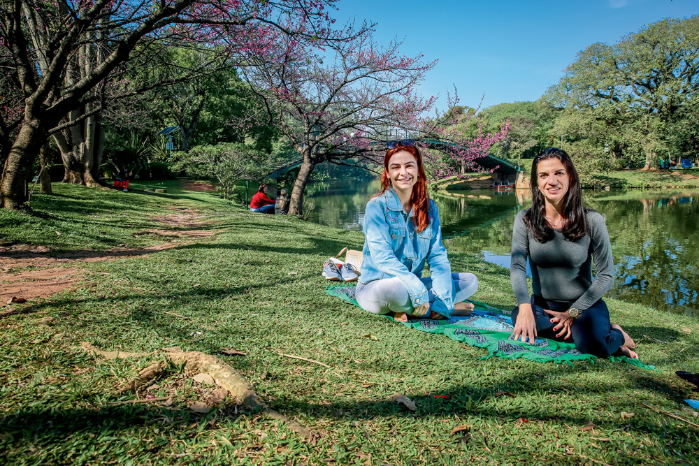São Paulo 15 Junho 2021Foto Alexandre Battibugli VSP A imagem mostra as duas amigas sentada sobre a grama do Ibirapuera, sorrindo para a câmera.