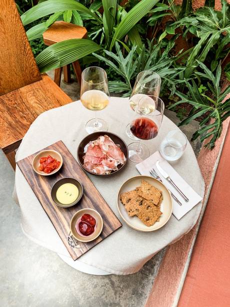 Ao ar livre: taças e seleção de aperitivos Ao ar livre: taças e seleção de aperitivos