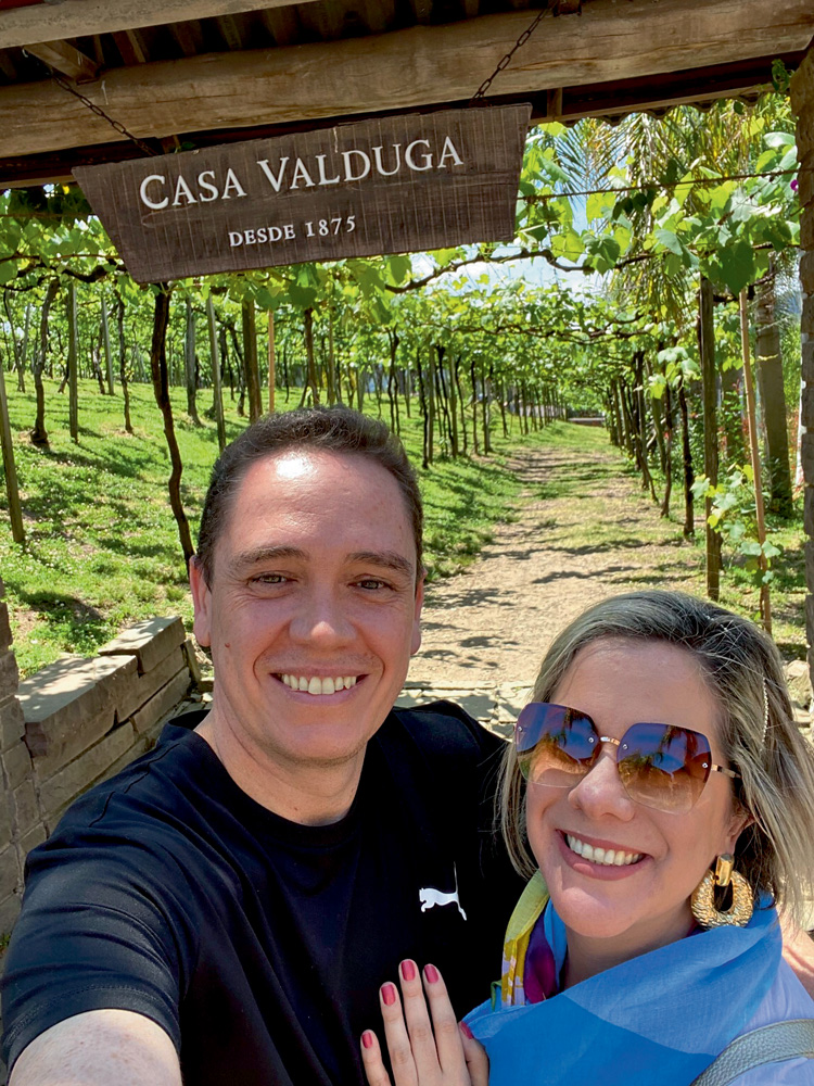 terapia-de-casal-pandemia-rodrigo-raquel.jpg rodrigo e raquel sorrindo para selfie com trilha arbórea no fundo