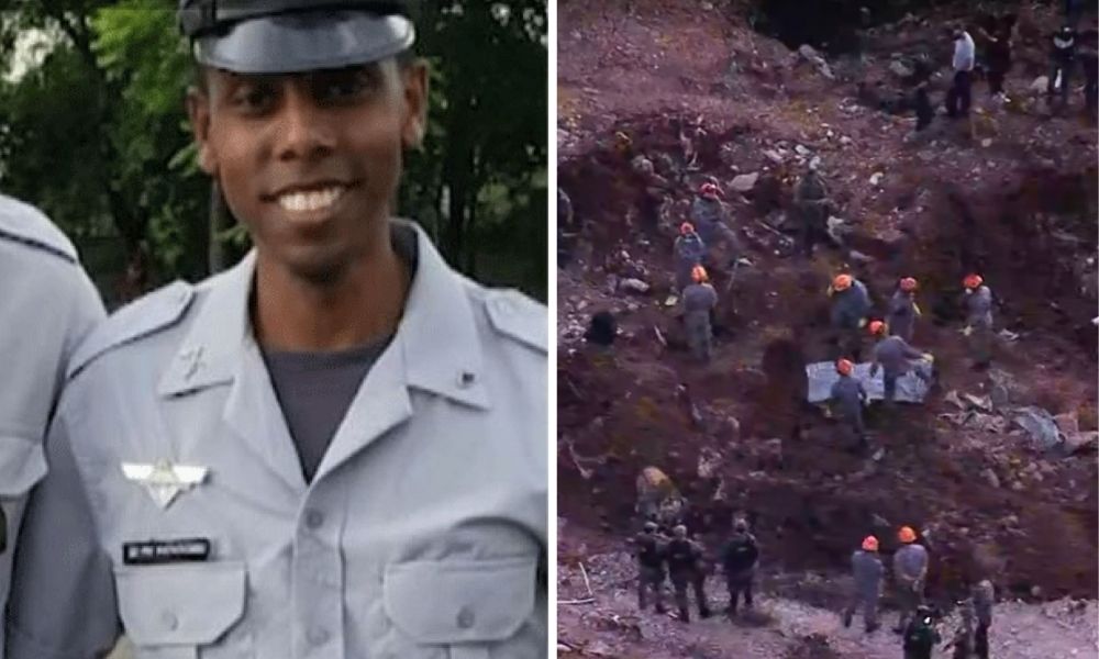 A imagem mostra uma imagem com Leandro, vestido com seu uniforme da corporação, sorrindo para a câmera. À direita, o terreno todo escavado e profissionais trabalhando na terra de capacetes