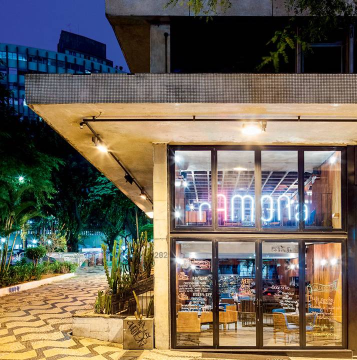 Fachada do antigo restaurante Ramona no Centro de São Paulo. De esquina, local contava com portas de vidro, onde escreviam o menu do dia.