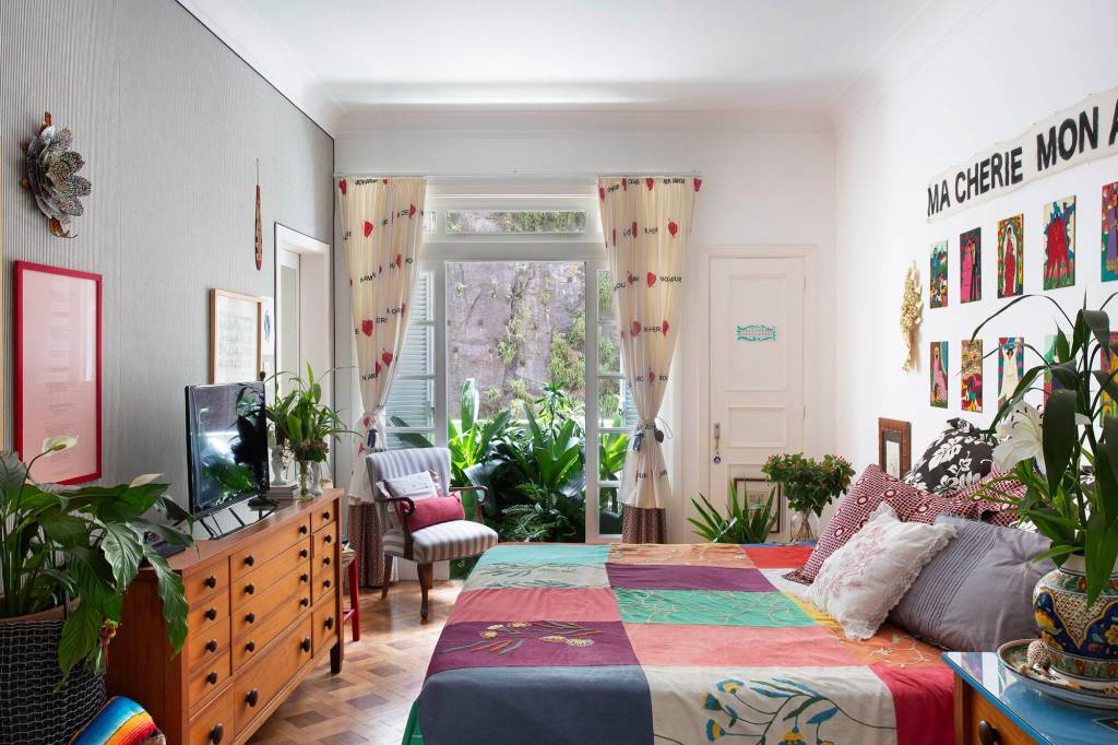 Varanda-do-quarto-da-estilista-_-Vriesias-Neomaricas-Pleomelles-e-Dracenas-_-foto-2 apartamento decor paisagismo isabela capeto anna luiza rothier plantas decoração rio de janeiro