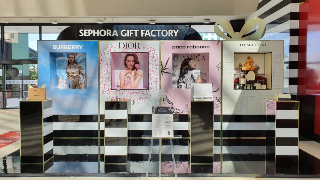 WhatsApp Image 2021-06-02 at 19.31.19 Foto mostra interior da loja Sephora com estandes de marcas Dior, Burberry, Paco Rabanne e Jo Malone em evidência