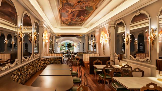 Projeção 3D do restaurante Lvtetia. Salão com pinturas no teto e espelhos nas paredes à esquerda e à direita. Mesas em ambos os lados ao longo do espaço.