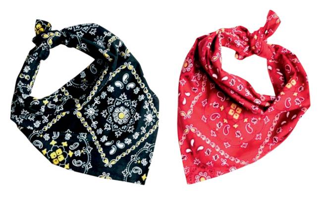 Duas bandana, uma preta e uma vermelha com detalhes traçados em branco nas duas