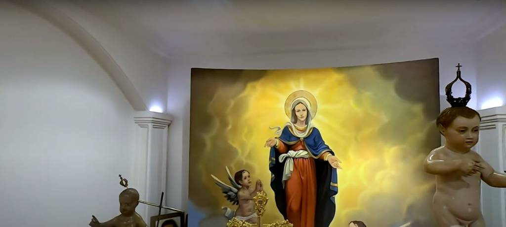 casa-hebe-camargo-capela-detalhe gravura de maria e alguns itens sagrados no primeiro plano