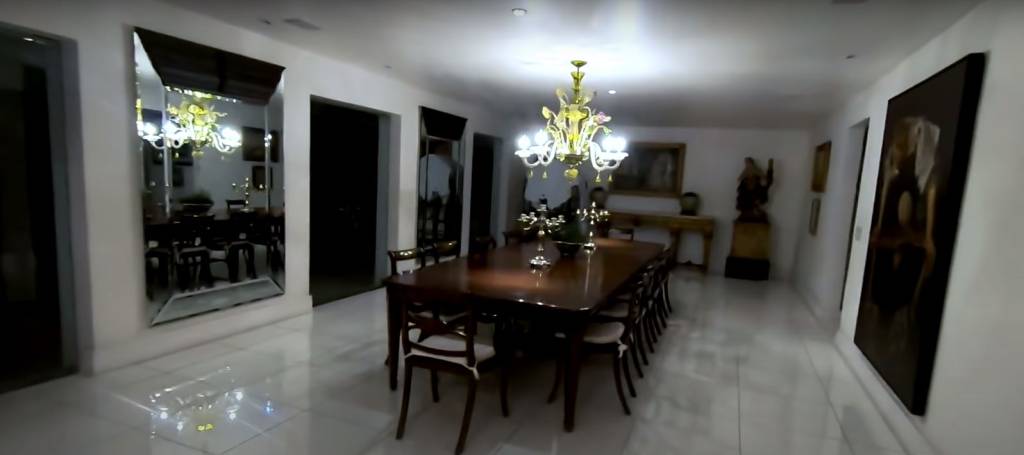 casa-hebe-camargo-sala-jantar mesa grande ao centro com lustre marcante e luminoso sobre ela