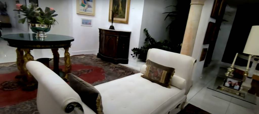 casa-hebe-camargo-sala3 sofá no primeiro plano e obras de arte ao fundo