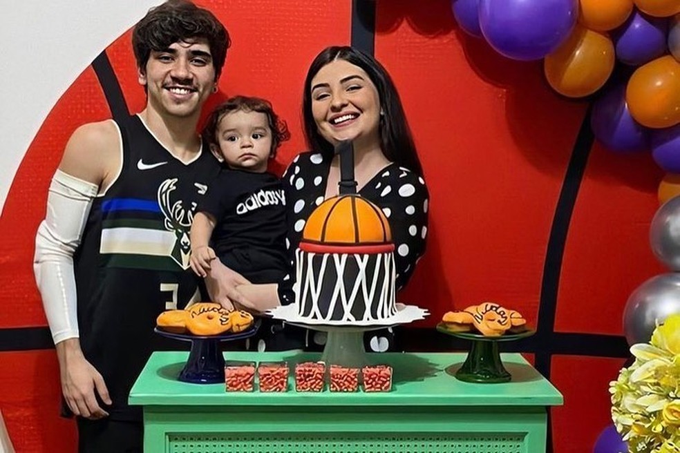 Mabel Calzolari com o filho e o ator João Fernandes