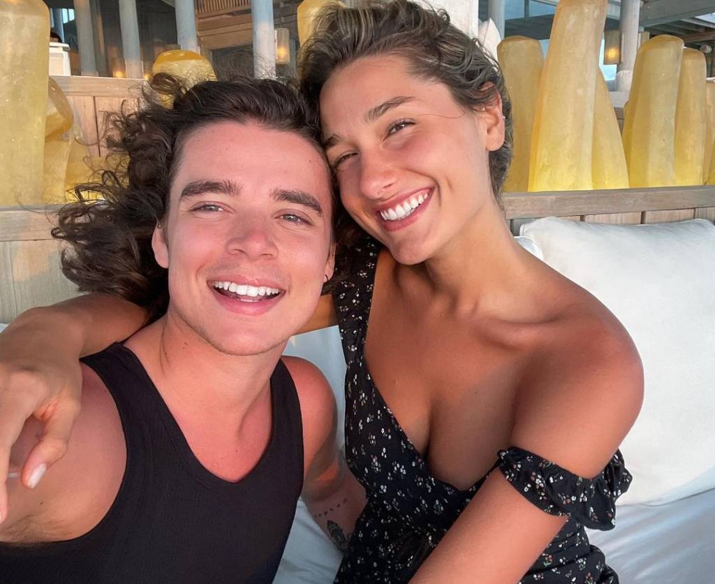 João Figueiredo e Sasha Meneghle posando para selfie abraçados e sorrindo