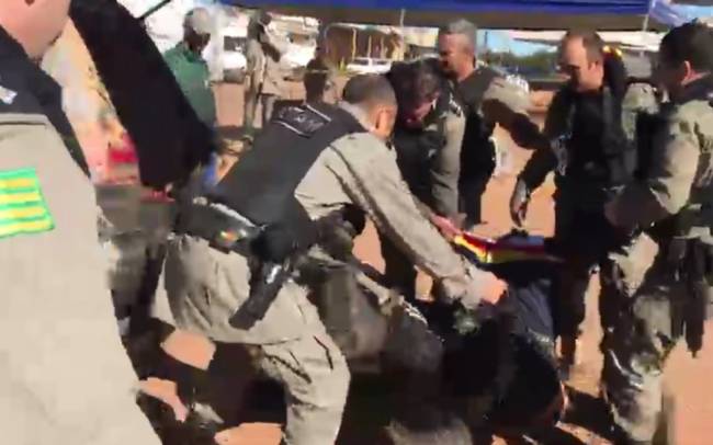 Momento em que a polícia carrega Lázaro Momento em que a polícia carrega Lázaro