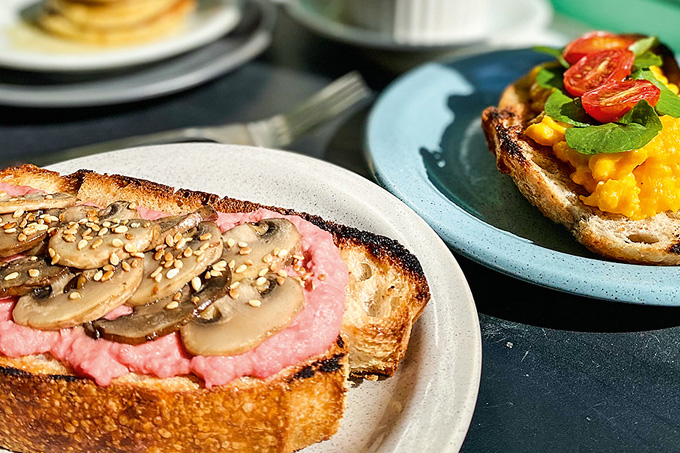Duas opções de tostada: com homus de beterraba e cogumelo ou ovo mexido e tomatinho