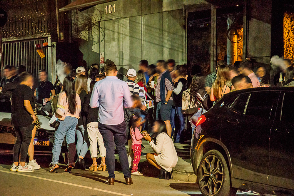 aglomerações-ruas-sp-pandemia-atílio-innocenti muitas pessoas bebendo e conversando em aglomeração de rua durante a pandemia no itaim bibi