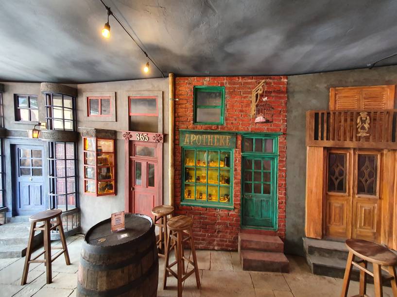 Cenografia, na entrada do restaurante, que lembra o Beco Diagonal Cenografia, na entrada do restaurante, que lembra o Beco Diagonal