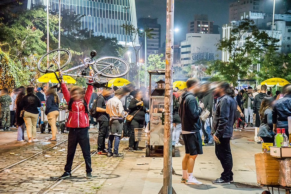 aglomerações-ruas-sp-pandemia-largo-batata muitas pessoas bebendo e conversando em aglomeração de rua durante a pandemia no largo da batata