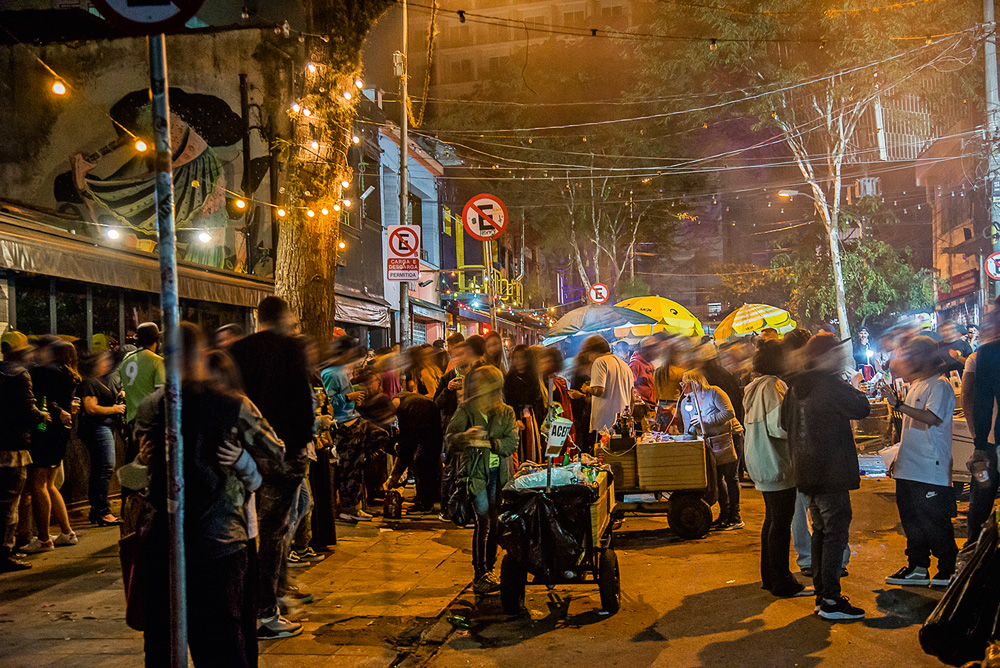 aglomerações-ruas-sp-pandemia-guaicuí muitas pessoas bebendo e conversando em aglomeração de rua durante a pandemia na rua guaicuí, em pinheiros