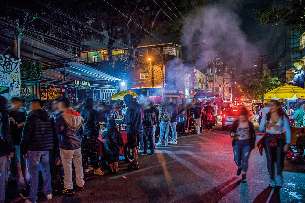 aglomerações-ruas-sp-pandemia-padre-carvalho muitas pessoas bebendo e conversando em aglomeração de rua durante a pandemia na rua padre carvalho, em pinheiros