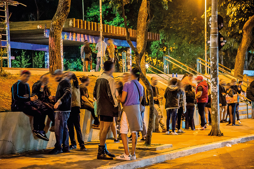 aglomerações-ruas-sp-pandemia-praça-roosevelt muitas pessoas bebendo e conversando em aglomeração de rua durante a pandemia na praça roosevelt