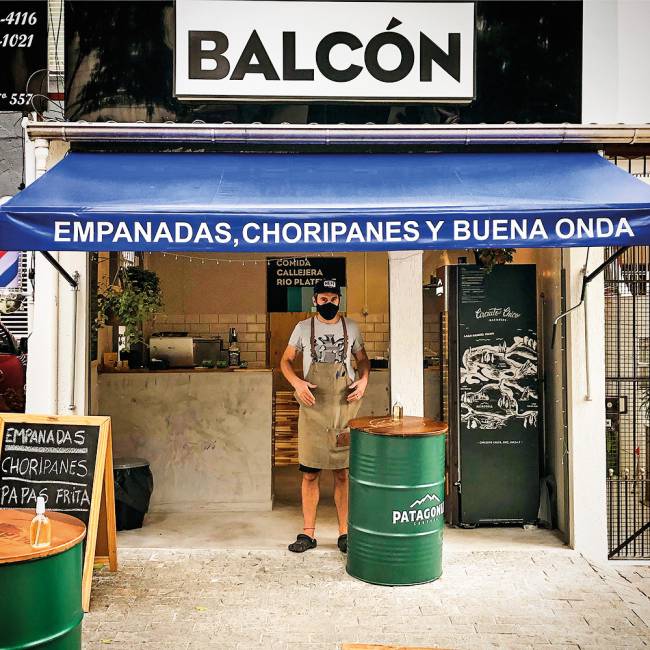 Fachada da lanchonete Balcón com um dos donos postado logo em frente.