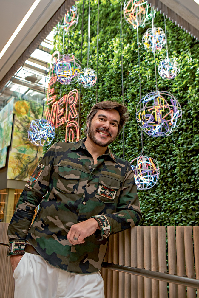 Artista cria ‘cascata’ com luzes neon em nova exposição nos Jardins