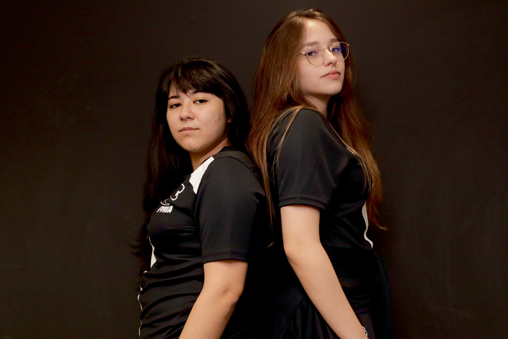 Karina Takahashi e Gabriela Freindorfer - time profissional de Counter-Strike Karina Takahashi e Gabriela Freindorfer