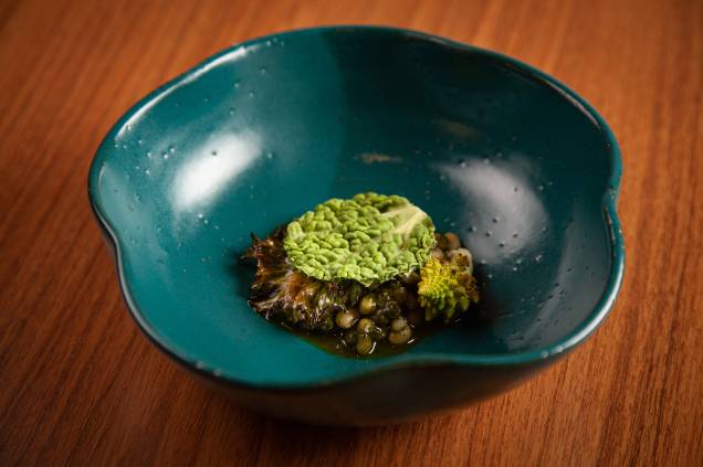 Refogado de feijão-manteiguinha com folhas verdes: parte do menu degustação Refogado de feijão-manteiguinha com folhas verdes: parte do menu degustação