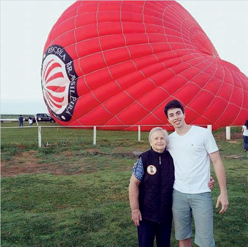 Felipe-Nascimento-história-avós-dia-dos-avós.png felipe e joanna nascimento posando para a foto em campo em Boituva, com balão vermelho ao fundo