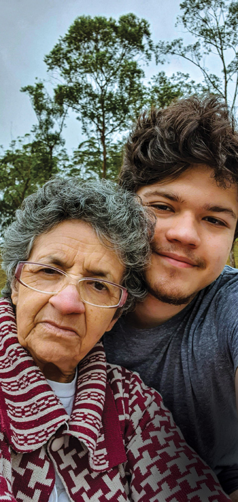 Guilherme-Queiroz-história-dia-dos-avós.jpg guilherme posando para a foto com sua avó, sindária. na foto, aparece basicamente apenas o rosto dos dois. ele está com um sorriso tímido e ela está com uma expressão séria