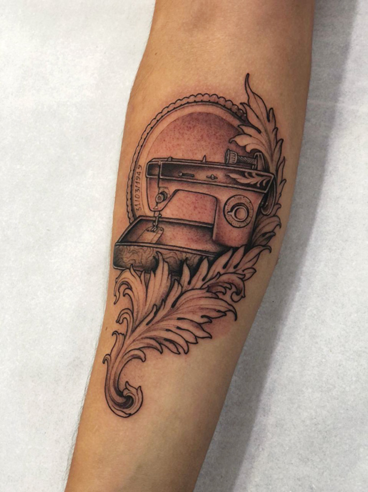 Guilherme-Queiroz-tatuagem-história-dia-dos-avós.jpg foto do braço de guilherme, com o desenho de uma máquina de costura tatuado em seu braço