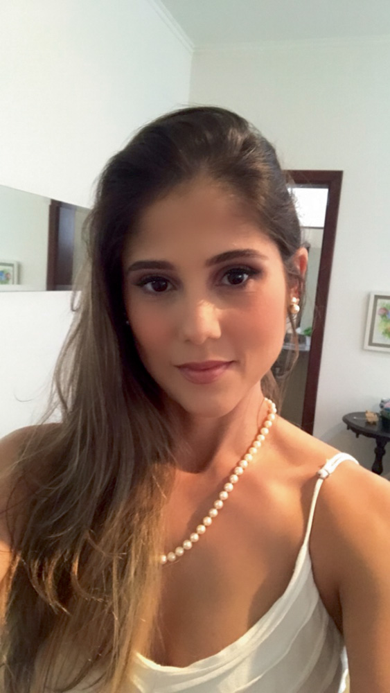 Ciça Cintra -influenciadores TikTok Foto é uma selfie de mulher morena maquiada de 33 anos