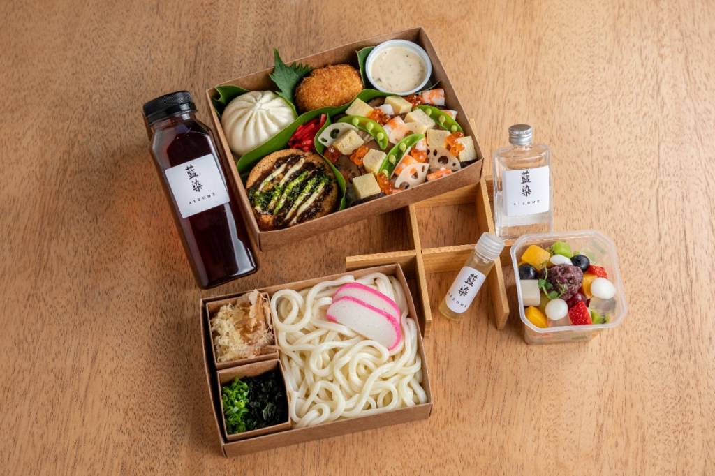 JAPAN HOUSE telma shiraishi Kit com garrafas de bebidas, caixas com comidinhas como macarrão udon e croquete
