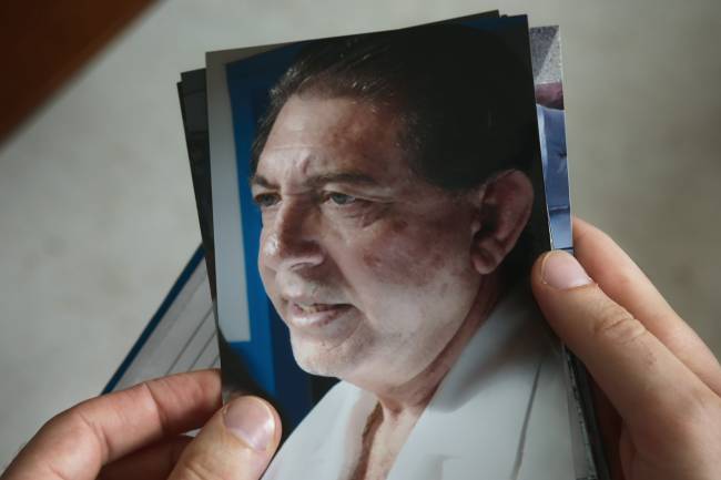 João de Deus - Netlix Cena de João de Deus - Cura e Crime, com foto do condenado