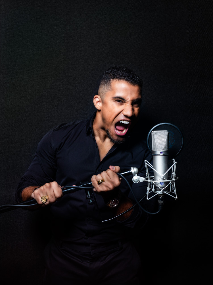 KondZilla-Konrad-Dantas A imagem mostra Konrad segurando um microfone e gritando.