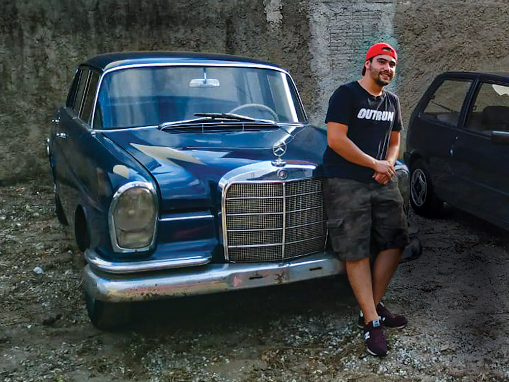 Lucas-Soana-carro-história-dia-dos-avós.jpg lucas posando para a foto encostado na frente do mercedes herdado de seu avô