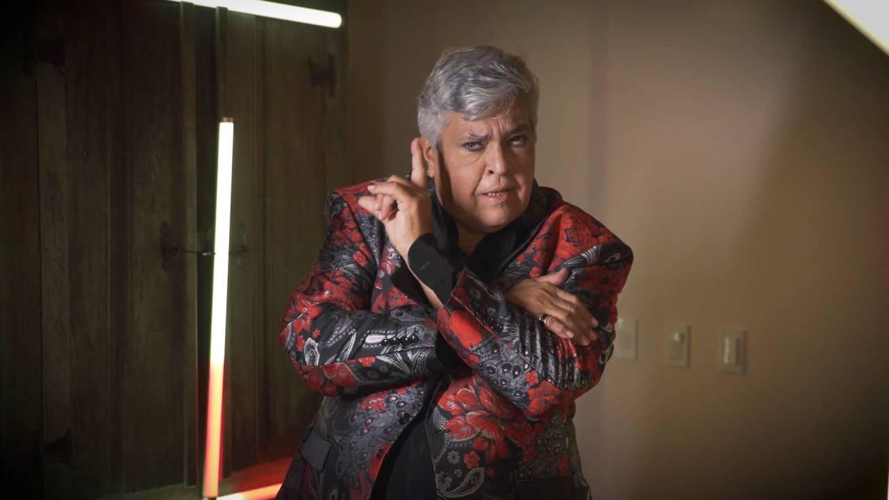 Sidney Magal aparece em campanha de série adolescente Club 57. veste blazer preto e vermelho, tem cabelos grisalhos e posa com os braços cruzados. Uma das mãos está encostada na cabeça com dois dedos esticados para cima.