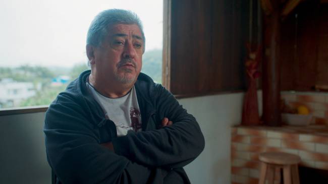 O caso evandro consequências A imagem mostra Marcineiro sentado, com os braços cruzados, olhando para frente com a expressão séria