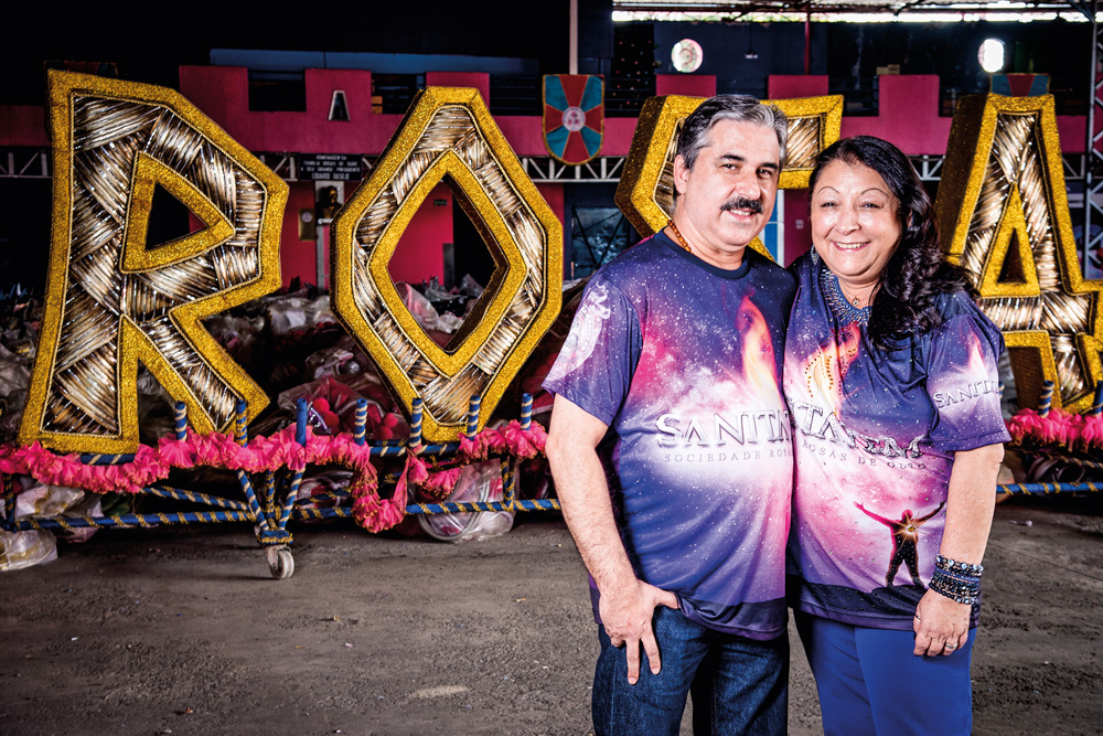 “Casamos entre os carros alegóricos no Carnaval”