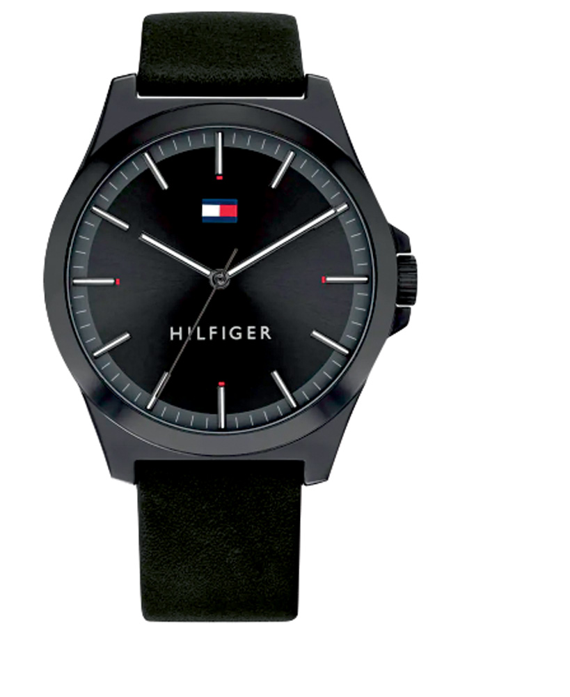 Um relógio todo preto. No display, não há números, só ponteiros e o símbolo da Tommy Hilfiger