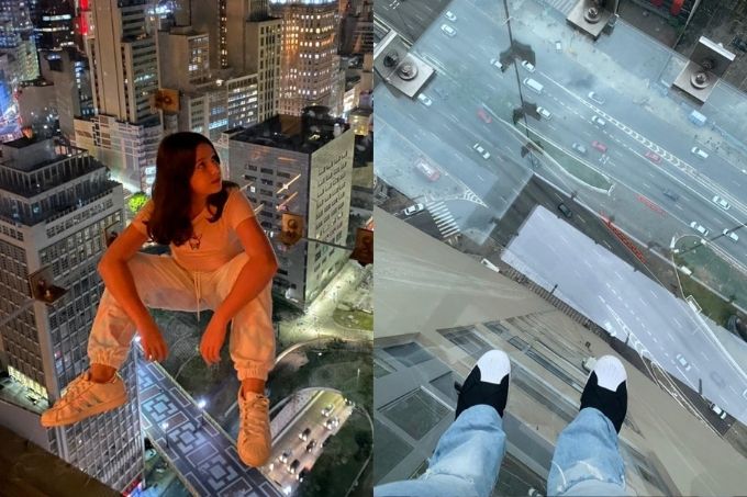 Duas fotos aparecem lado a lado. À esquerda, uma menina aparece sentada no box de vidro do Sampa Sky com a vista noturna do Centro ao fundo. O Farol Santander aparece em destaque. À direita, a foto mostra dois pés no chão de vidro do mirante. Lá embaixo, aparece a cidade na região do Centro.
